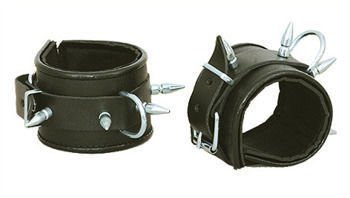 Kajdanki na ręce z kolcami i wyściółką, łączone łańcuchem Leder 2020