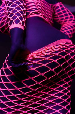 Neonowy Komplet Ouch! 834 Pink UV Siateczka Top i Długa Spódnica!