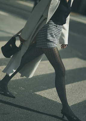 Rajstopy w serduszka 60 DEN Cherie Gabriella – romantyczny wzór